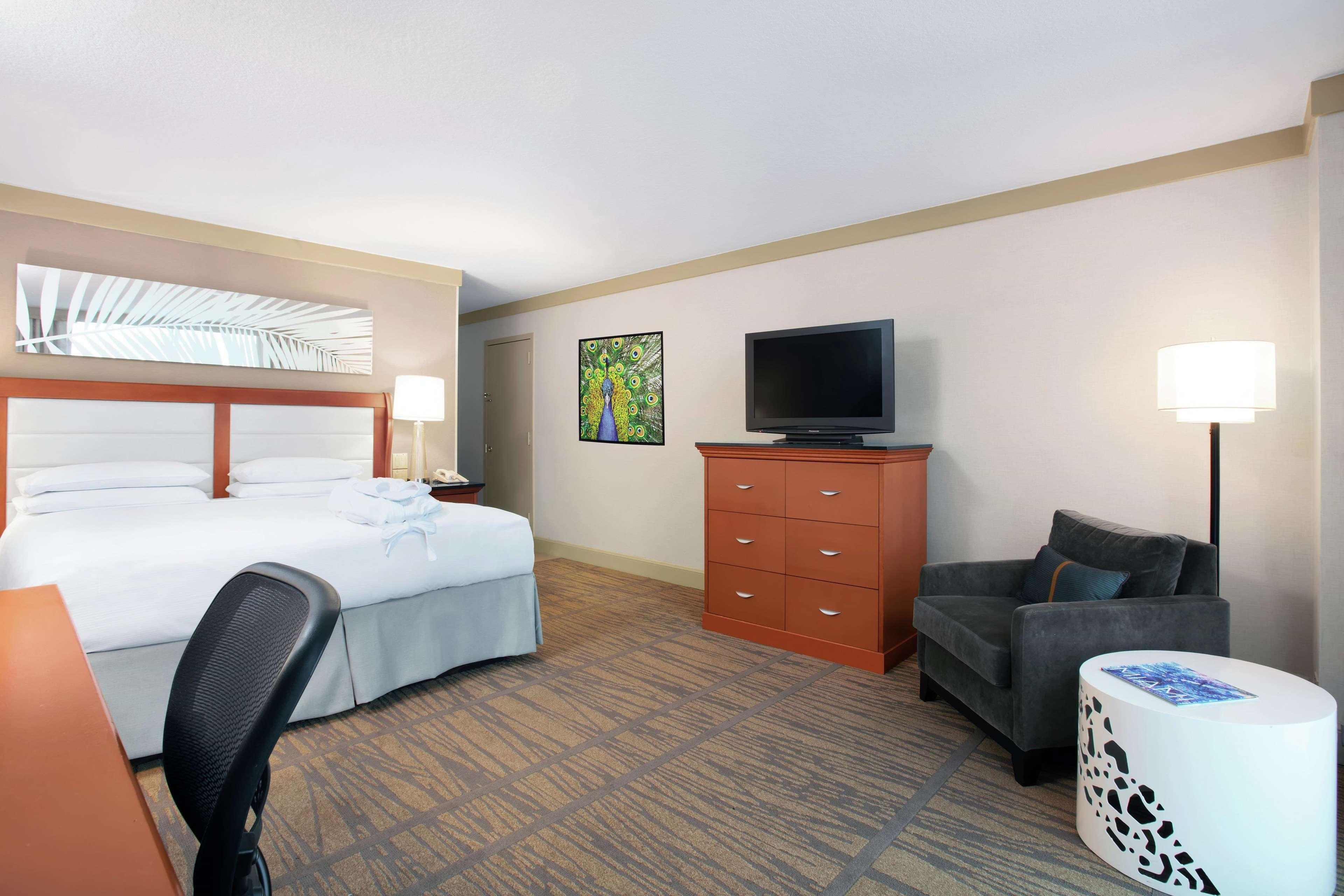 Doubletree By Hilton Hotel Miami Airport & Convention Center Exterior photo