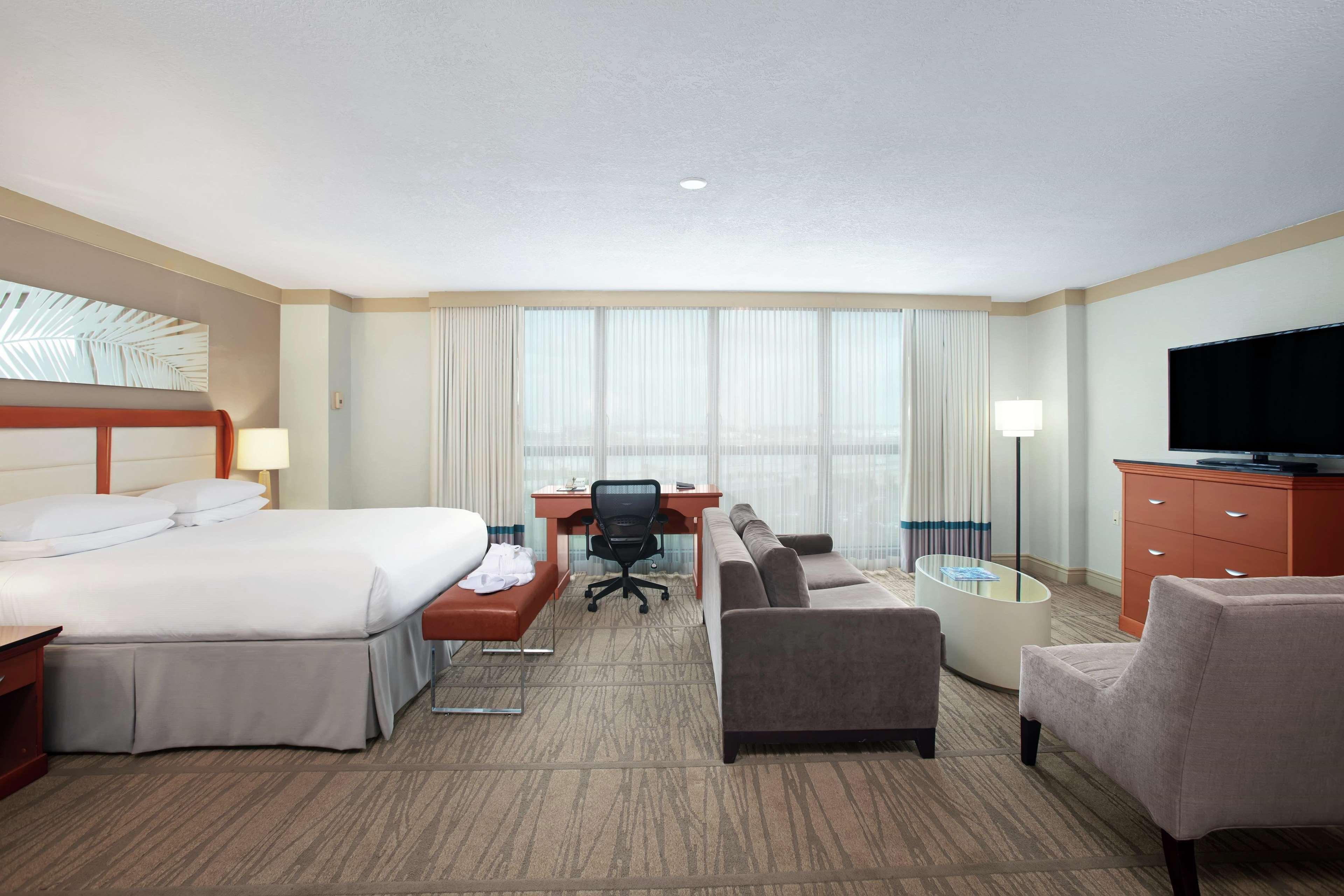 Doubletree By Hilton Hotel Miami Airport & Convention Center Exterior photo