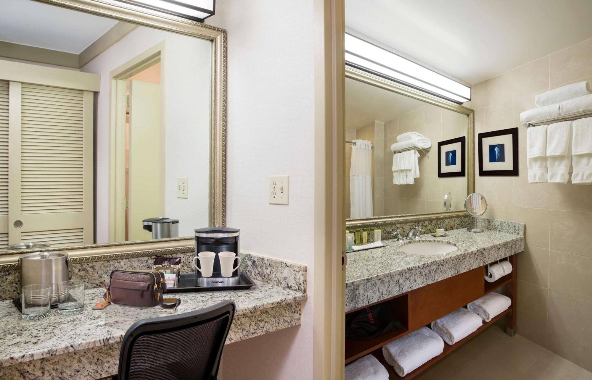 Doubletree By Hilton Hotel Miami Airport & Convention Center Exterior photo